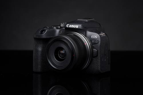 Canon EOS R10 с компактным зум-объективом на тёмном фоне