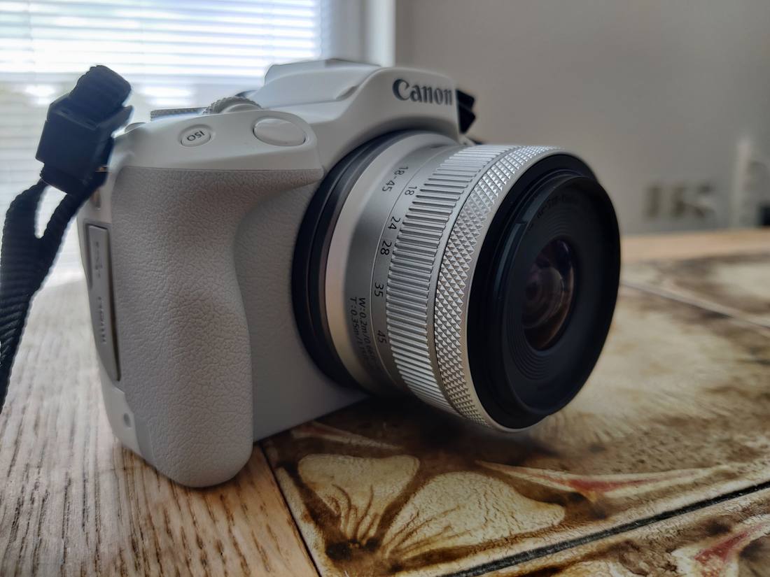 Canon EOS R50 в белом корпусе с китовым объективом