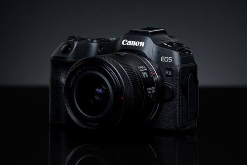 Canon EOS R8 с зум-объективом на тёмном фоне