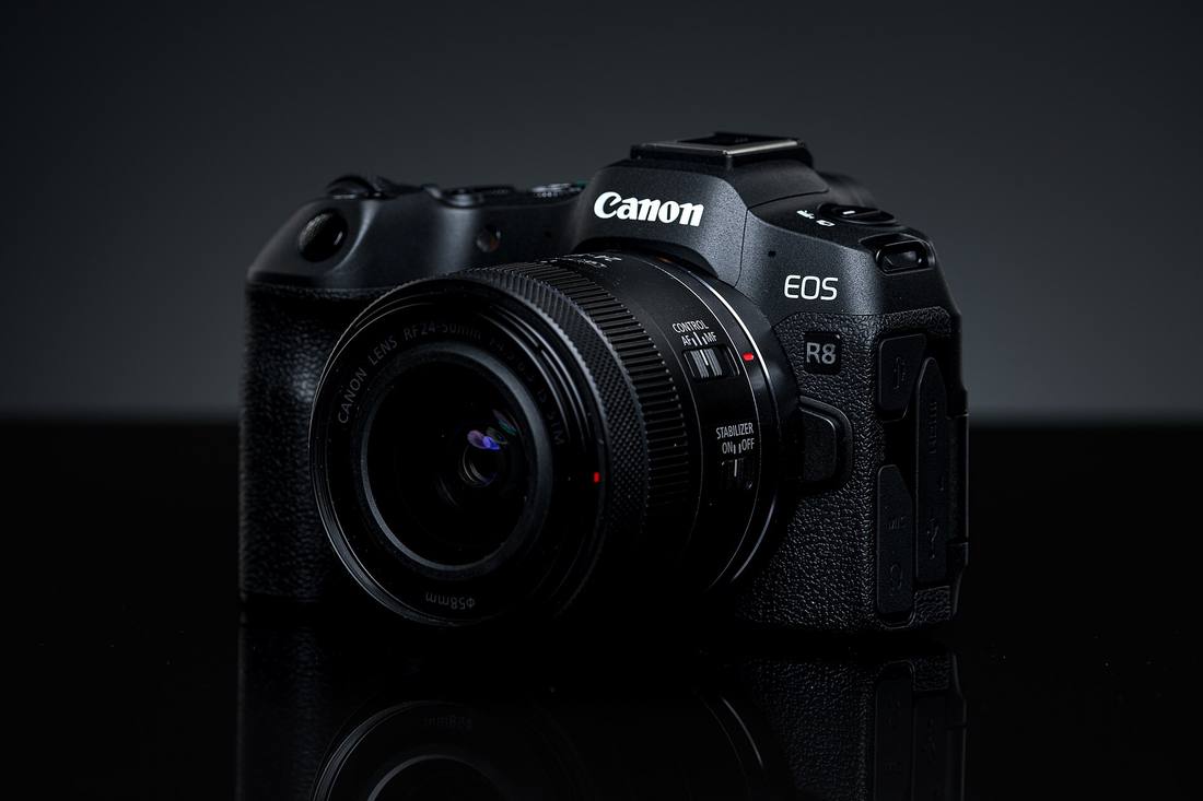 Canon EOS R8 с зум-объективом на тёмном фоне