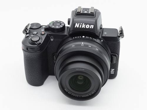 Nikon Z50 с китовым объективом 16–50 мм на белом фоне