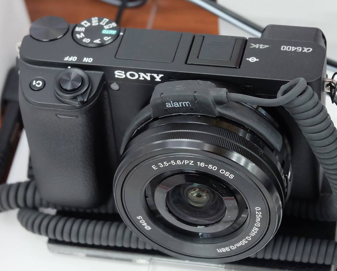 Sony a6400 с китовым объективом 16–50 мм, вид спереди