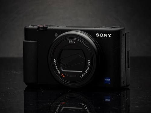 Компактная камера Sony ZV-1, вид спереди