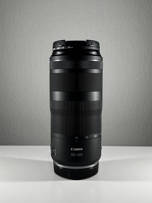 Объектив Canon RF 100-400mm F5.6-8 IS USM стоит на столе