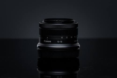 Объектив Canon RF-S 10-18mm на тёмном фоне