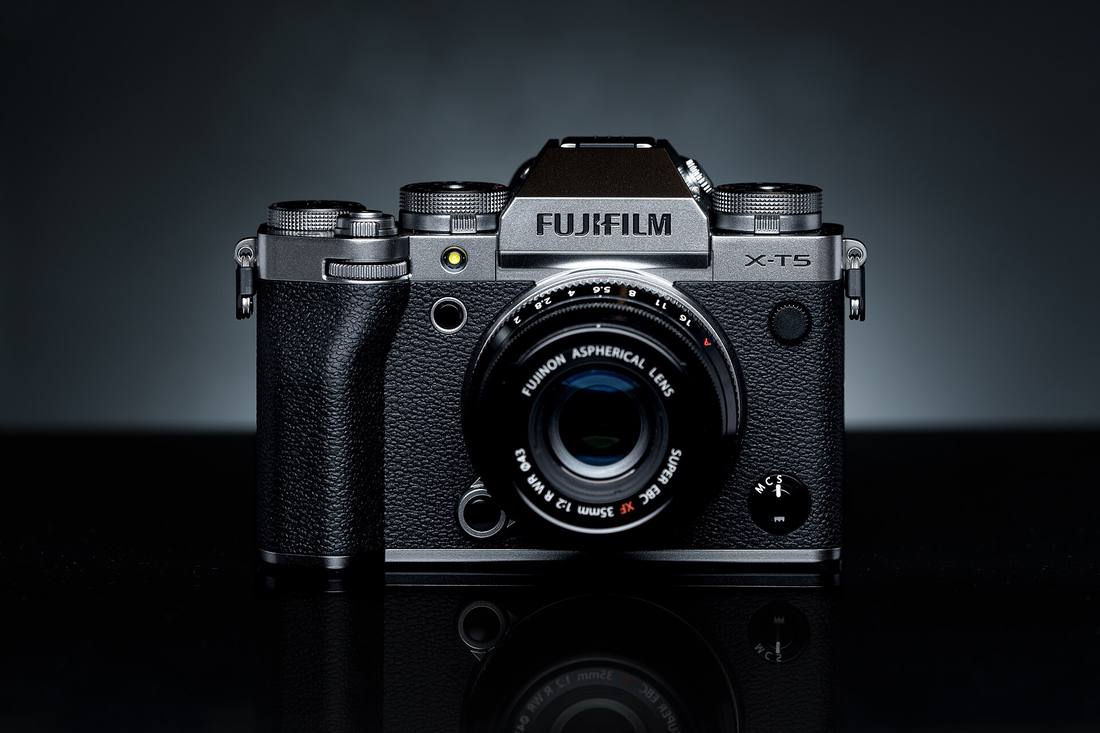 Объектив Fujinon XF 35mm F2 R WR на камере Fujifilm X-T5