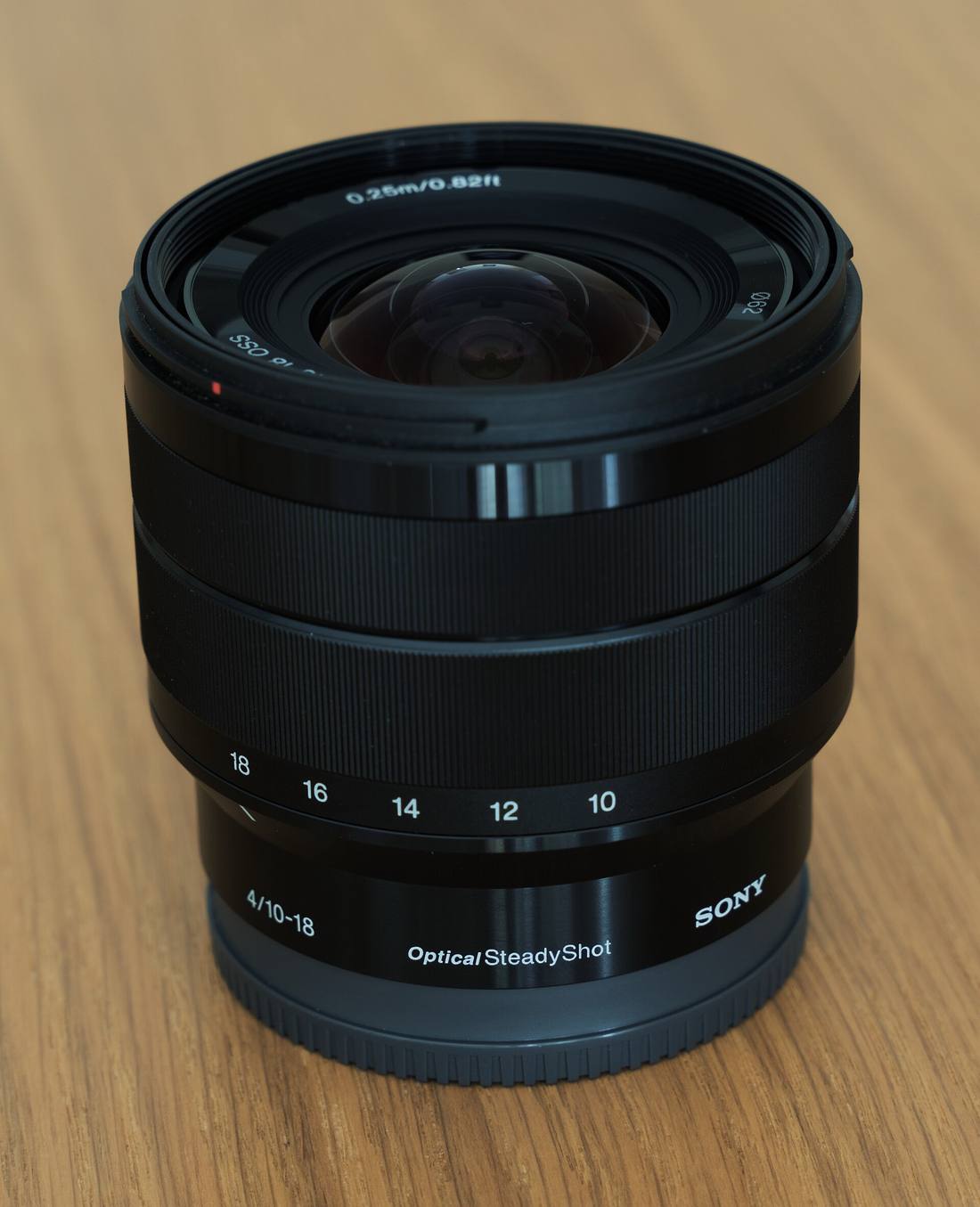 Объектив Sony E 10-18mm F4 OSS на деревянном столе