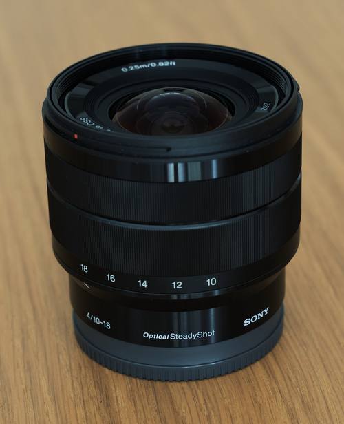 Объектив Sony E 10-18mm F4 OSS на деревянном столе