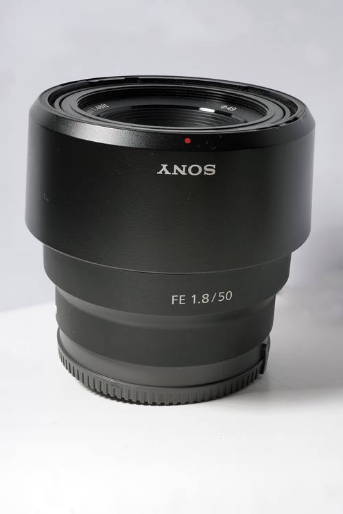 Объектив Sony FE 50mm F1.8 с блендой