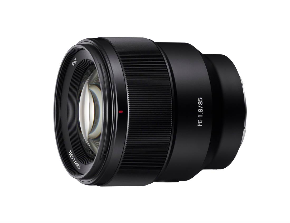 Объектив Sony FE 85mm F1.8 на белом фоне