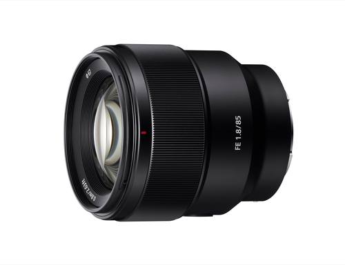 Объектив Sony FE 85mm F1.8 на белом фоне