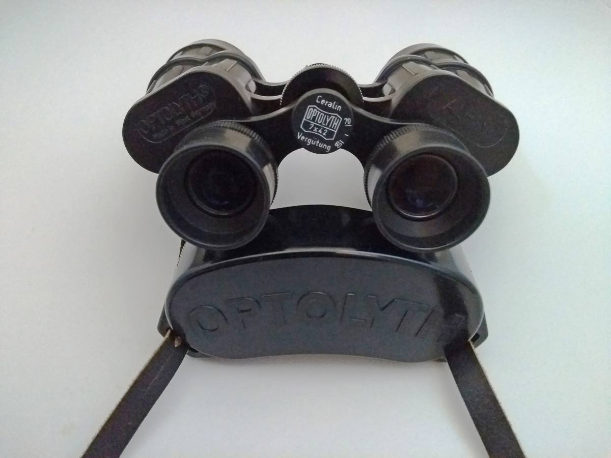 Бинокль Optolyth Alpin 7×42 вид сверху, на мосту видна маркировка