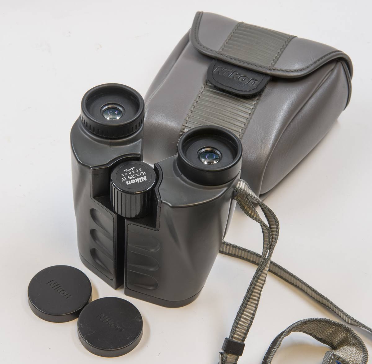 Компактный бинокль Nikon 10x25 с чехлом и крышками