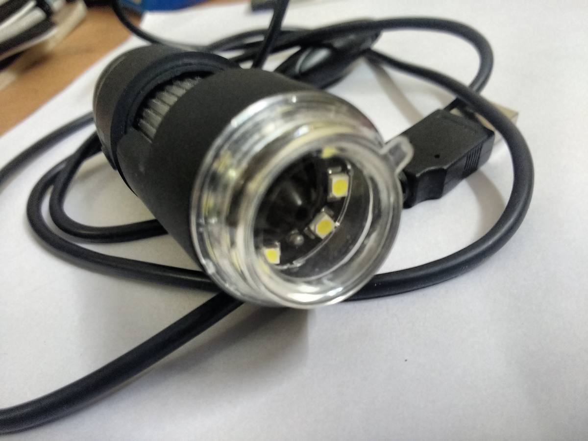USB-микроскоп крупным планом, видны светодиоды вокруг объектива