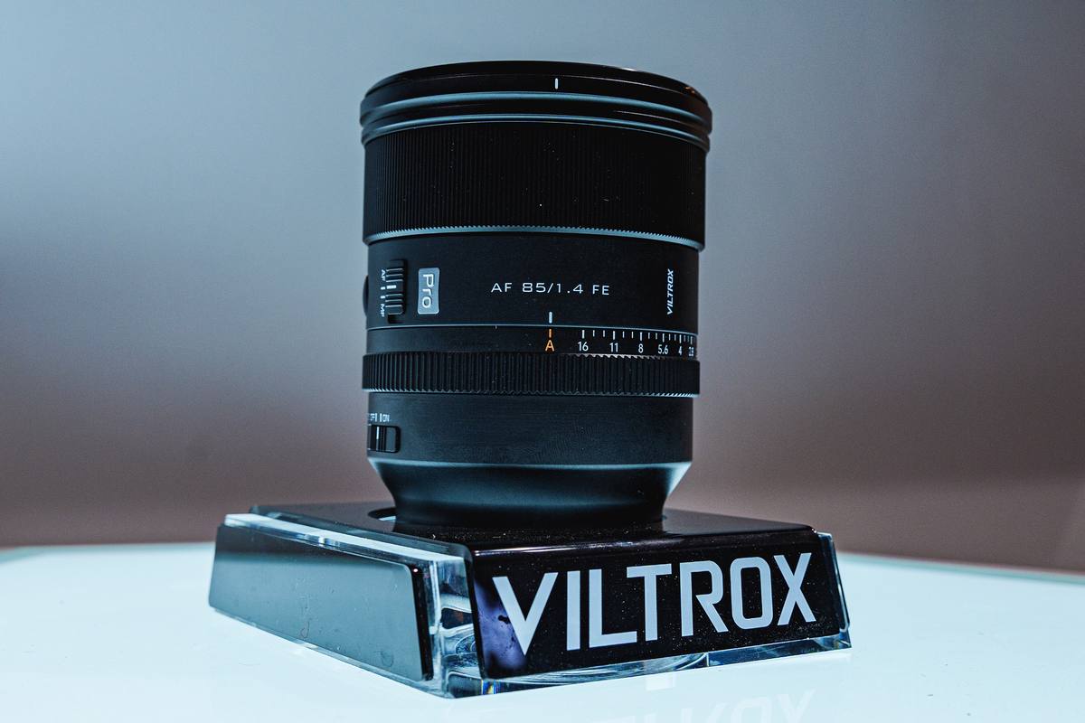 Объектив Viltrox AF 85mm F1.4 Pro для Sony E на выставочном стенде