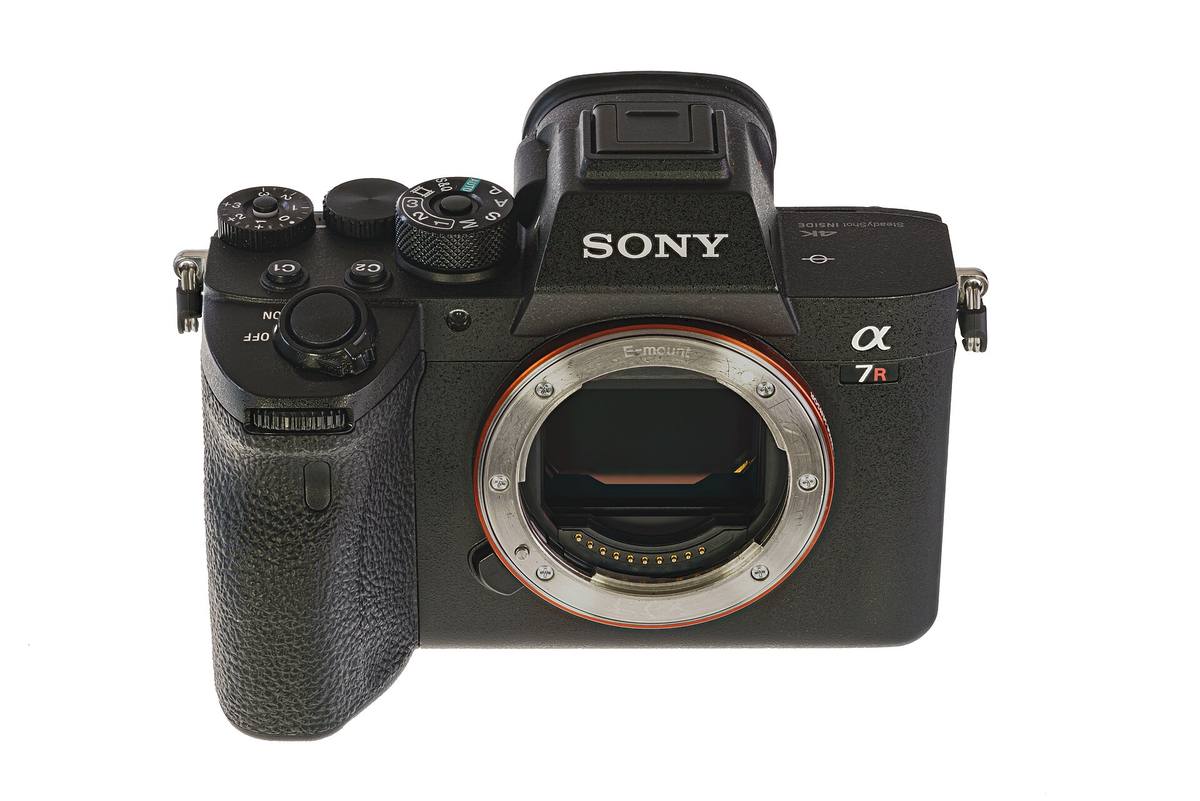 Беззеркальная камера Sony без объектива, видна матрица