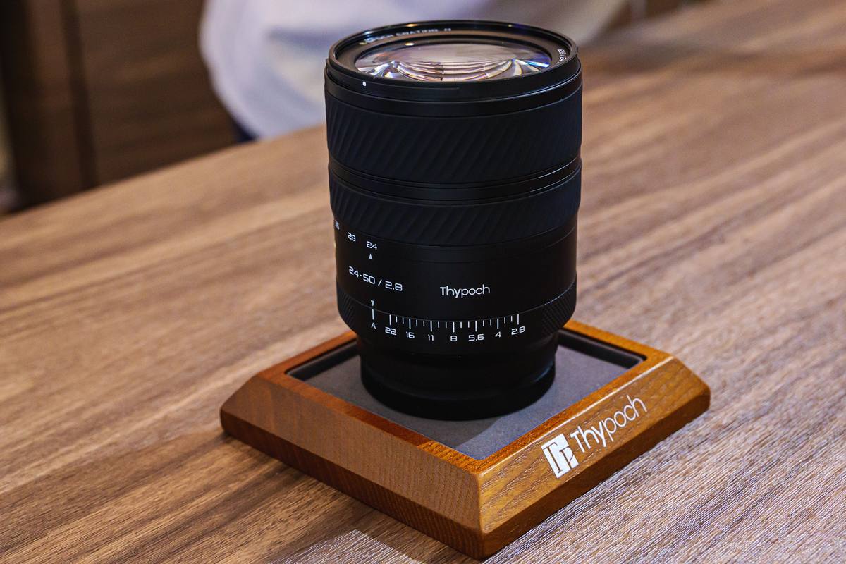 Зум Thypoch Voyager 24-50mm F2.8 на деревянной подставке