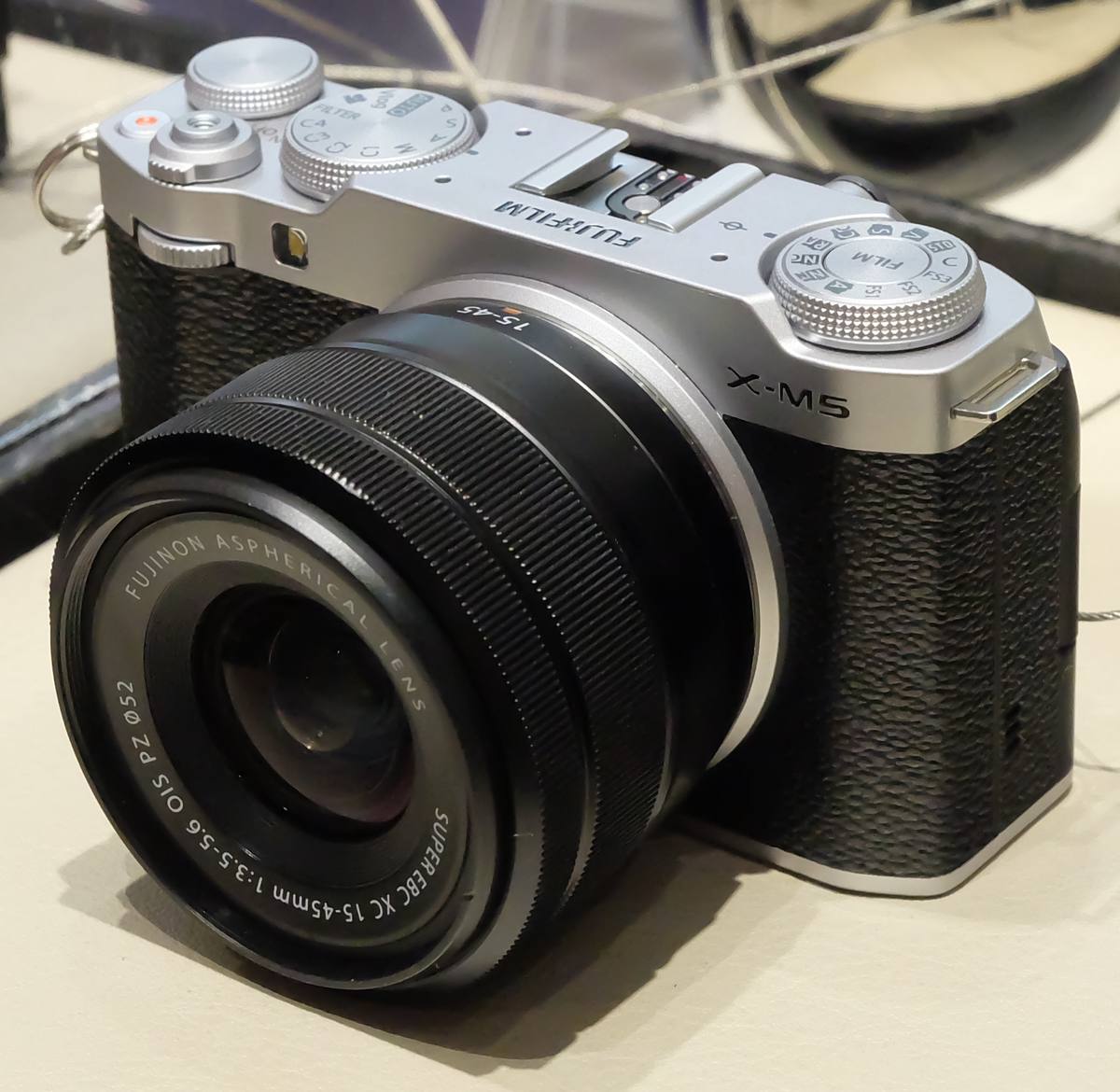 Fujifilm X-M5 с компактным объективом