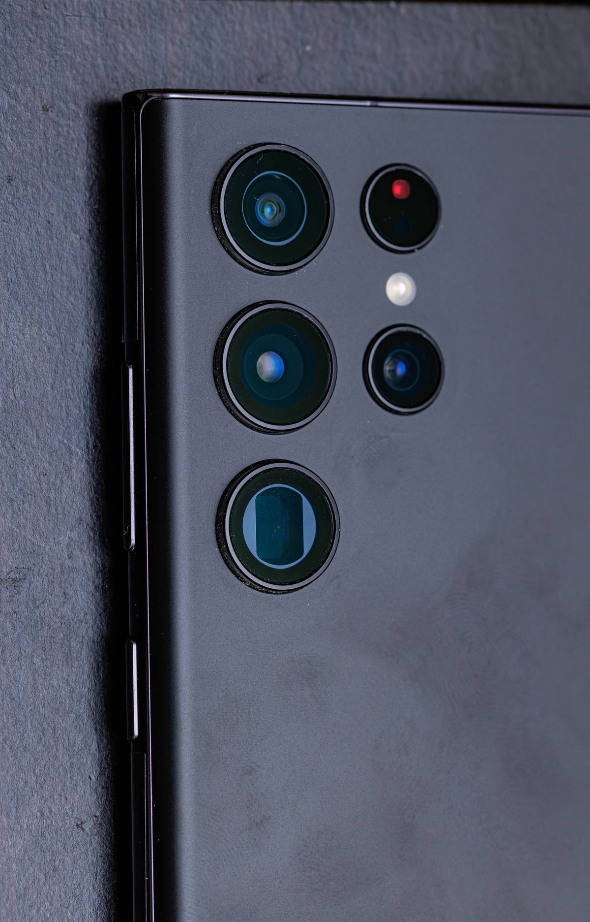 Модули камер флагманского смартфона Samsung Galaxy S22 Ultra крупным планом
