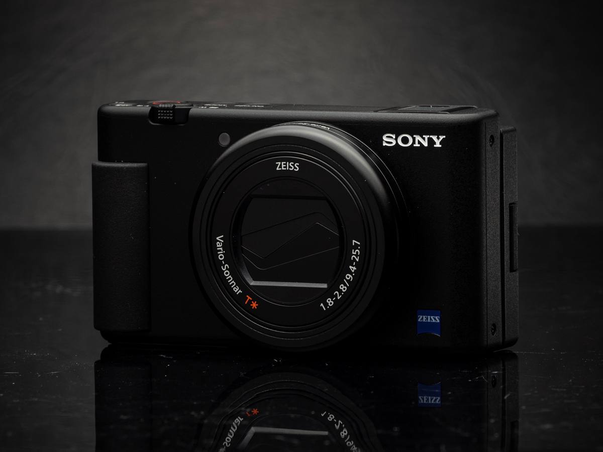 Компактная камера Sony ZV-1 первого поколения, вид спереди