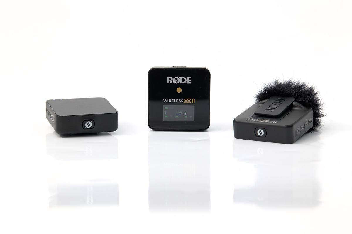 Радиосистема Rode Wireless GO II: приёмник и два передатчика, один с меховой ветрозащитой