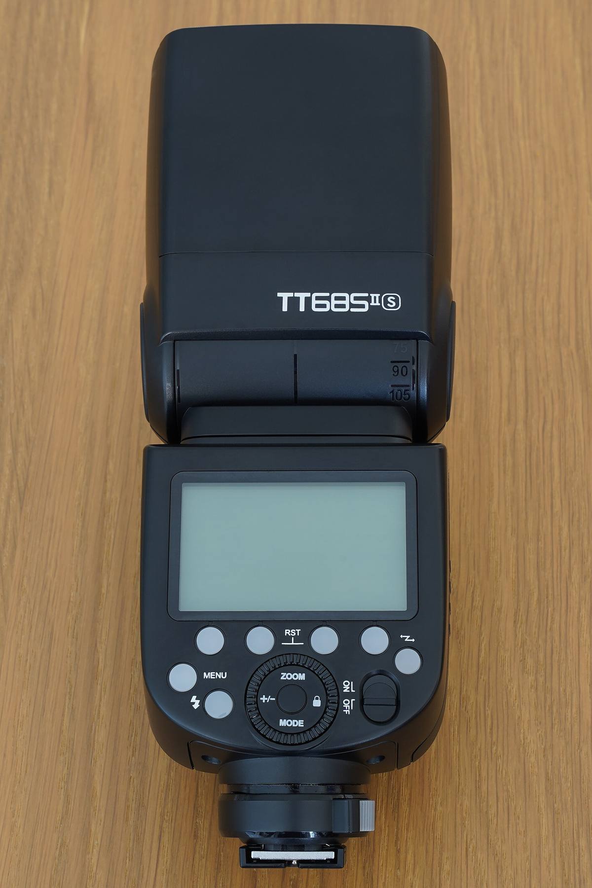 Накамерная вспышка Godox TT685II, вид сзади, экран и кнопки управления